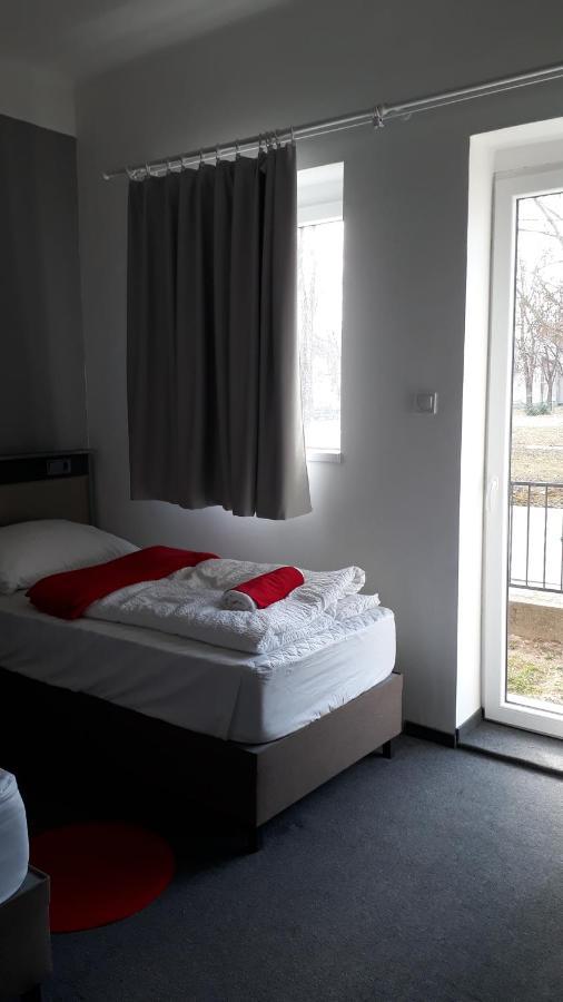 Bed and Breakfast No Stress Panzió-Pizzéria-Sporttábor Harkány Exterior foto